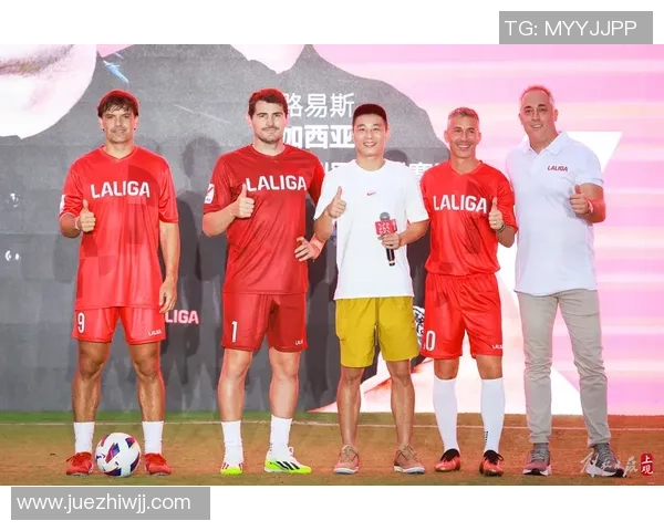 球星秀炫技花式足球表演尽显运动魅力点燃观众无限激情 球星秀炫技花式足球表演尽显运动魅力点燃观众无限激情