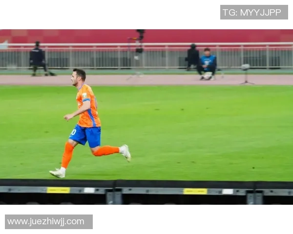 近期足球巨星表现抢眼各大赛事精彩纷呈新一轮精彩对决引发球迷热议 近期足球巨星表现抢眼各大赛事精彩纷呈新一轮精彩对决引发球迷热议